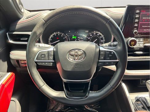 Used 2021 Toyota Highlander XSE FWD image 22