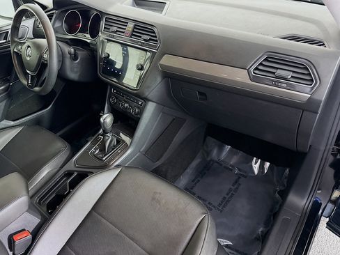 Used 2020 Volkswagen Tiguan SE image 30