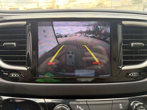 Used 2018 Chrysler Pacifica Touring-L image 22