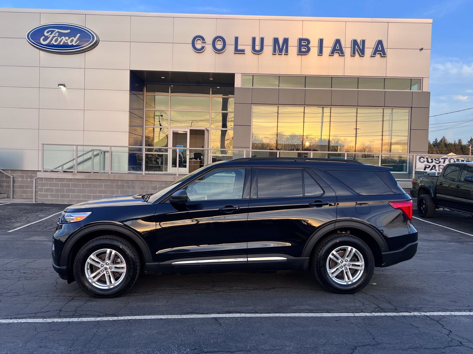 Used 2023 Ford Explorer XLT AWD/4WD image 3