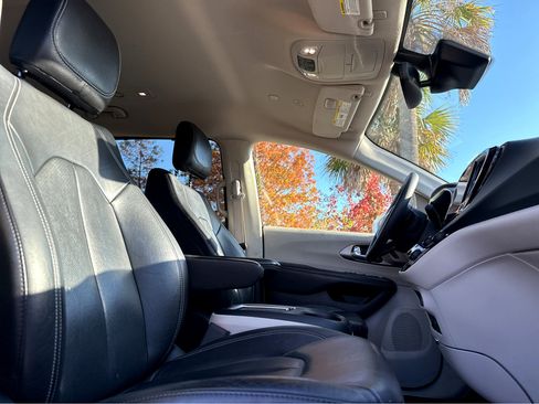 Used 2022 Chrysler Pacifica Touring-L image 10
