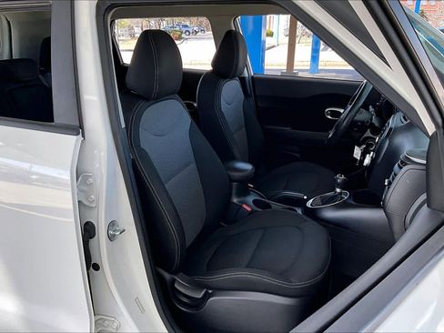 Used 2018 Kia Soul + image 9
