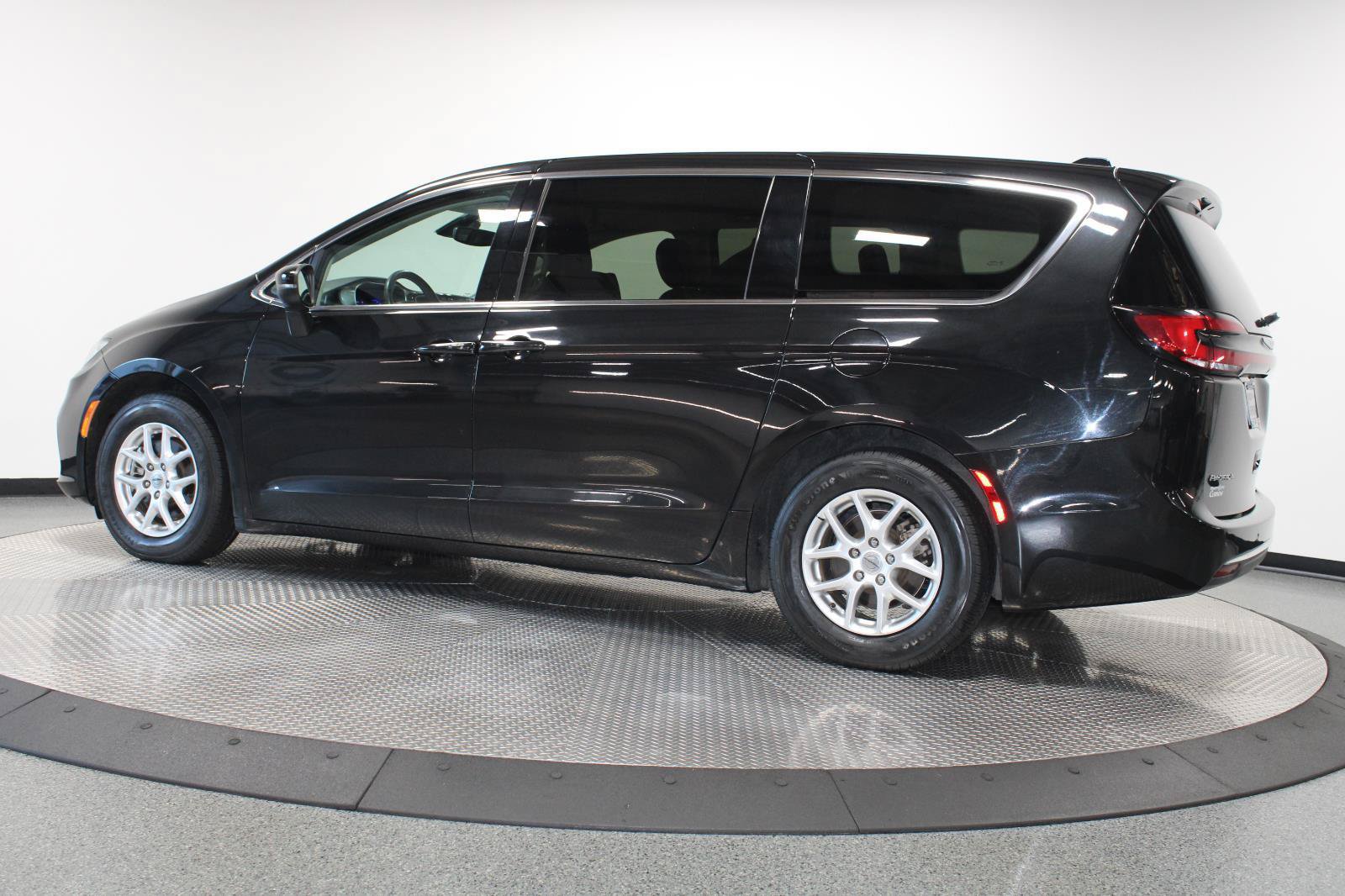 Used 2023 Chrysler Pacifica Touring-L FWD image 7