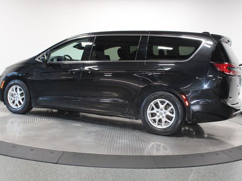 Used 2023 Chrysler Pacifica Touring-L FWD image 7