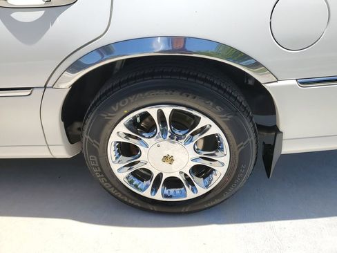 Used 2010 Lincoln Town Car Signature Limited RWD image 7