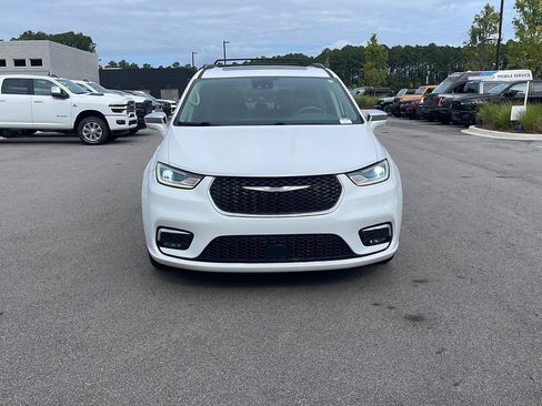 Used 2022 Chrysler Pacifica Limited FWD image 2
