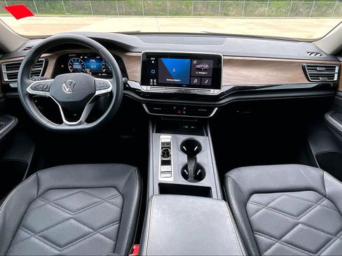 Used 2024 Volkswagen Atlas SE image 16