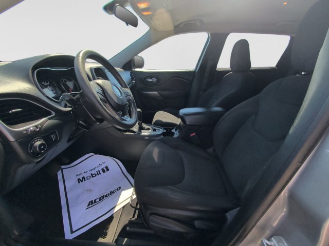 Used 2019 Jeep Cherokee Latitude w/ Popular Appearance Group FWD image 11