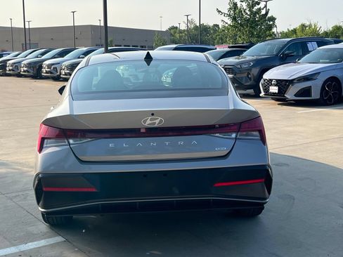 Used 2025 Hyundai Elantra Limited FWD image 11