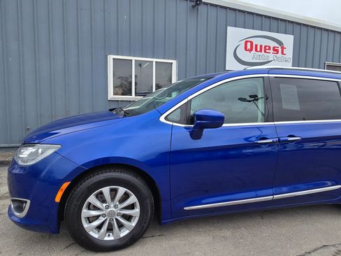 Used 2018 Chrysler Pacifica Touring-L image 2