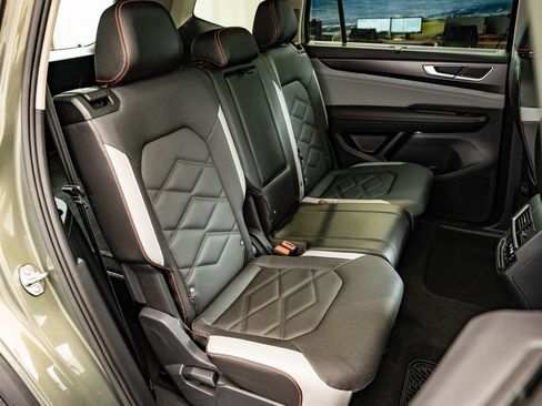 Used 2025 Volkswagen Atlas Peak Edition SE AWD/4WD image 49