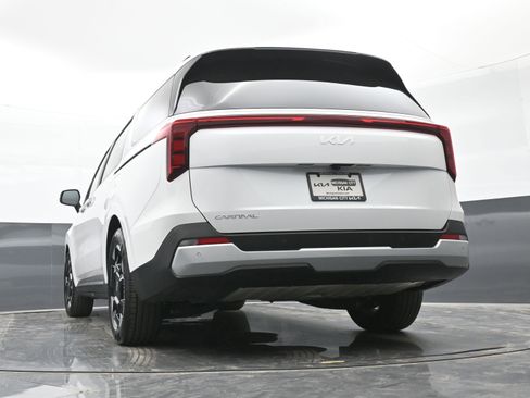 Used 2025 Kia Carnival EX image 30