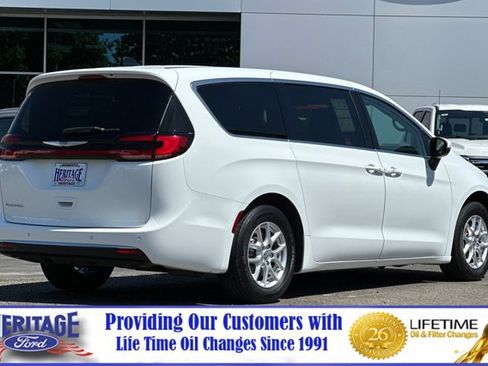Used 2023 Chrysler Pacifica Touring-L image 4