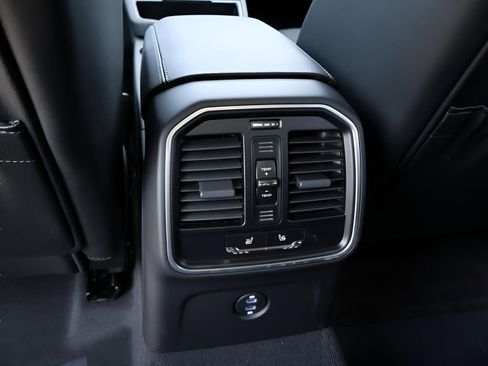 Certified 2025 Porsche Macan AWD/4WD image 21