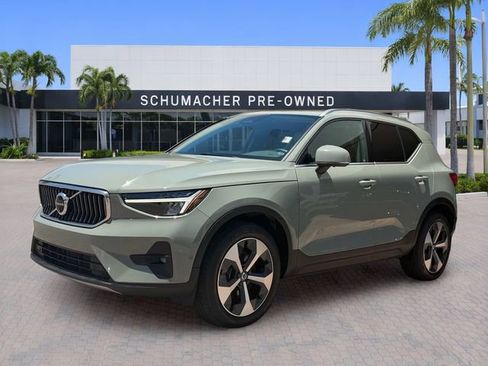 Used 2024 Volvo XC40 B5 Plus AWD/4WD image 3