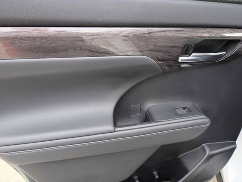 Used 2021 Toyota Highlander XLE image 12