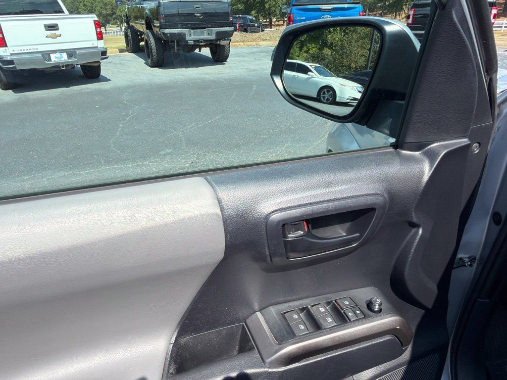 Used 2020 Toyota Tacoma SR5 AWD/4WD image 10