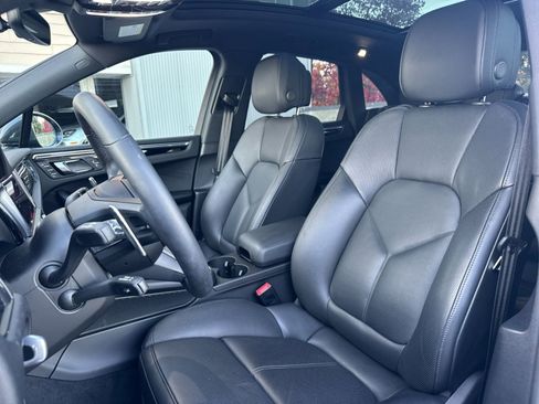 Used 2025 Porsche Macan image 5