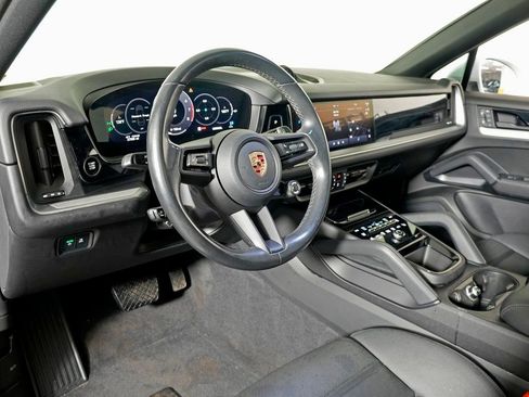 Certified 2024 Porsche Cayenne Coupe image 4