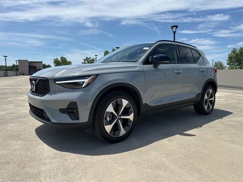 Certified 2026 Volvo XC40 B5 Plus AWD/4WD image 4