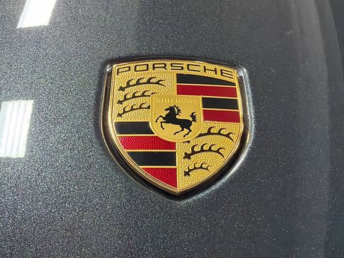 Certified 2025 Porsche Macan image 12