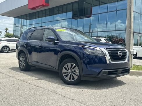 Used 2025 Nissan Pathfinder SV FWD image 2