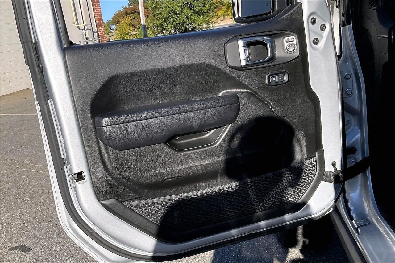 Used 2024 Jeep Wrangler Unlimited Rubicon AWD/4WD image 25