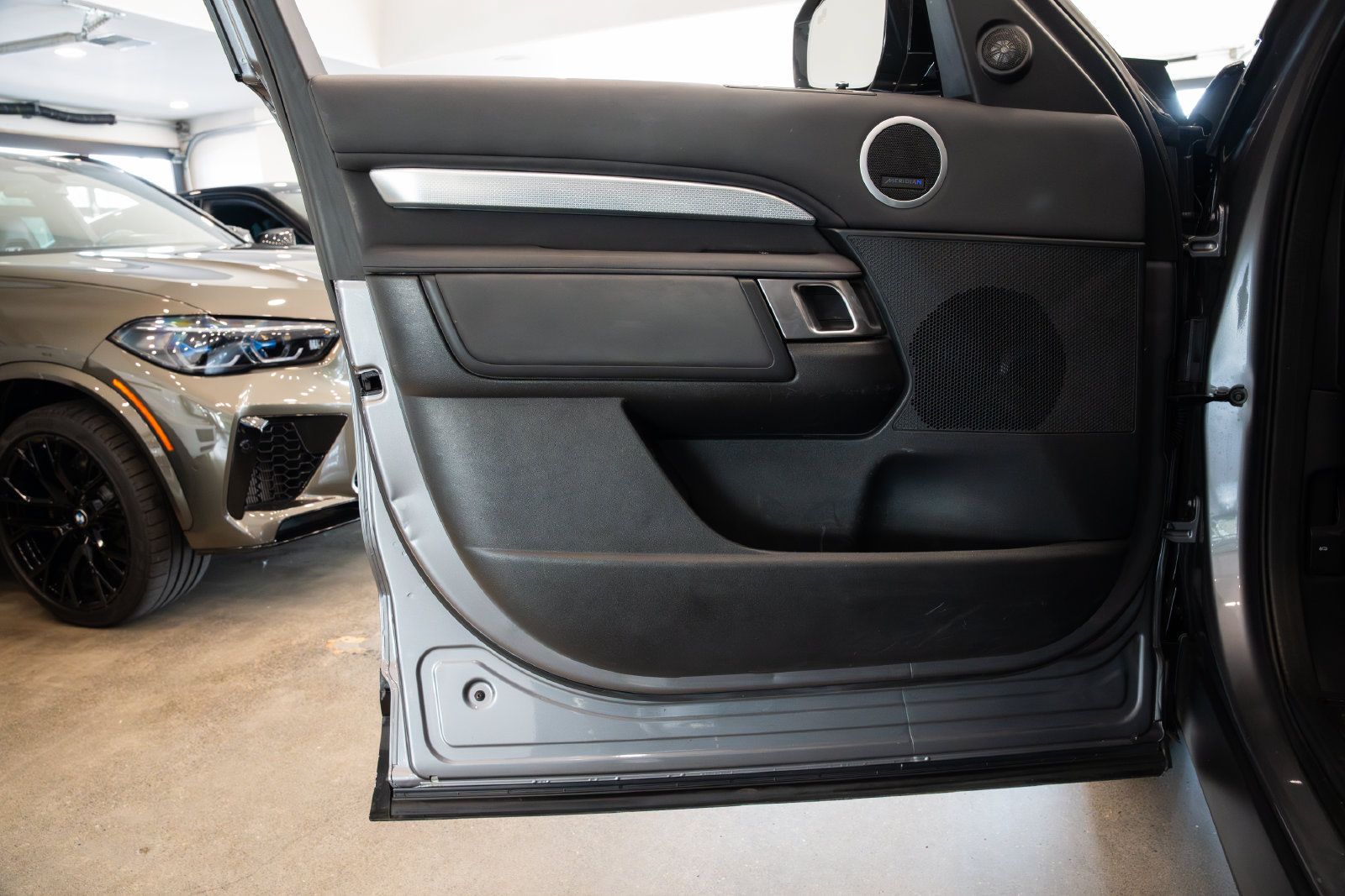 Used 2020 Land Rover Discovery Landmark AWD/4WD image 17