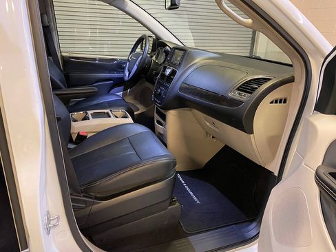 Used 2016 Chrysler Town & Country Touring FWD image 32
