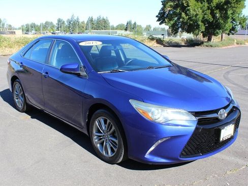 Used 2015 Toyota Camry SE w/ Moonroof Package FWD image 1