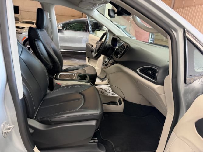 Used 2024 Chrysler Pacifica Touring-L FWD image 33