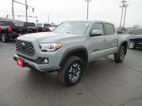Used 2022 Toyota Tacoma TRD Off-Road image 10