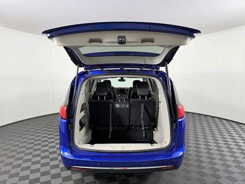 Used 2018 Chrysler Pacifica Touring-L w/ Tire & Wheel Group FWD image 12