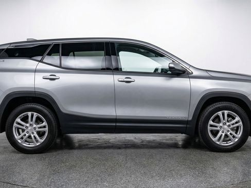 Used 2024 GMC Terrain SLE image 11