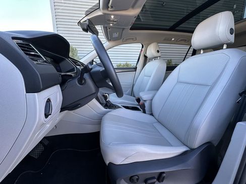 Used 2023 Volkswagen Tiguan SE w/ Panoramic Sunroof Package image 12