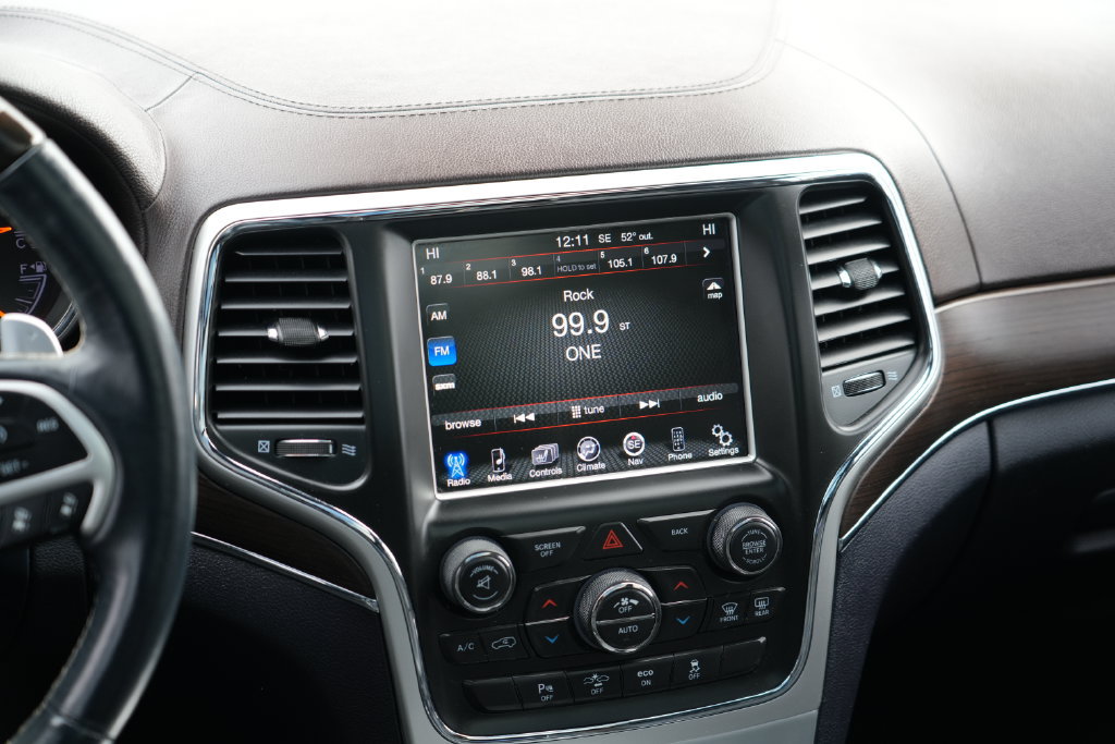 Used 2015 Jeep Grand Cherokee Overland w/ Advanced Technology Group AWD/4WD image 18