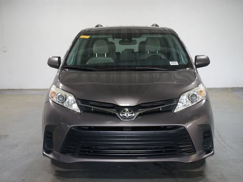 Used 2020 Toyota Sienna LE FWD image 2