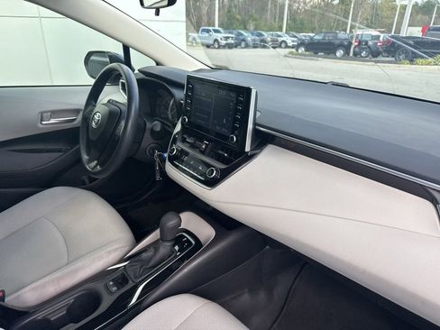 Used 2020 Toyota Corolla LE image 32