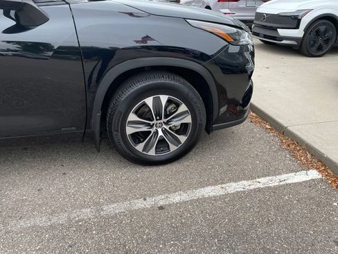 Used 2022 Toyota Highlander XLE AWD/4WD image 8