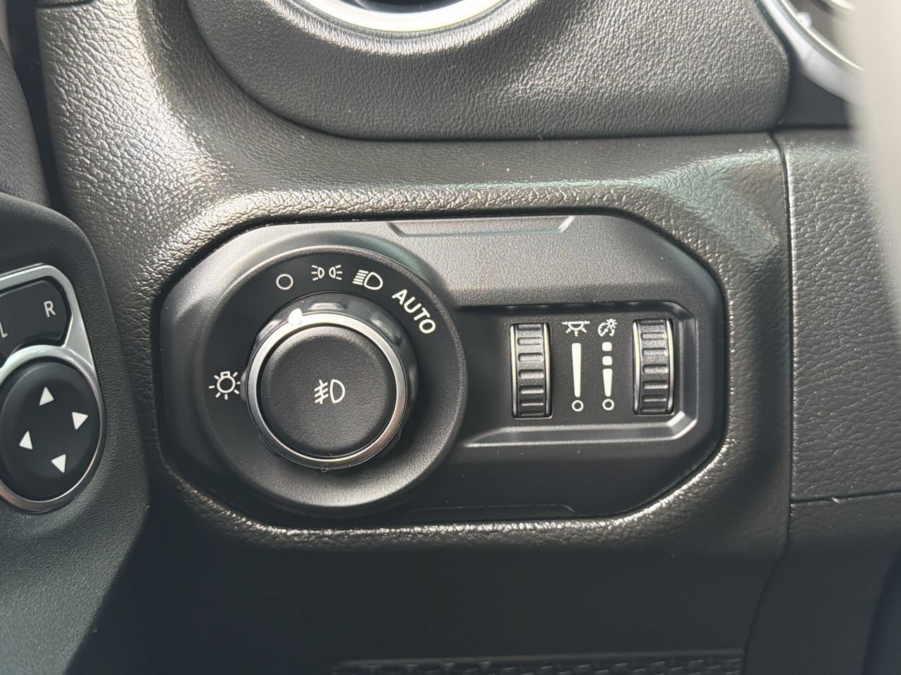 Used 2022 Jeep Wrangler Unlimited Sahara w/ LED Lighting Group AWD/4WD image 26