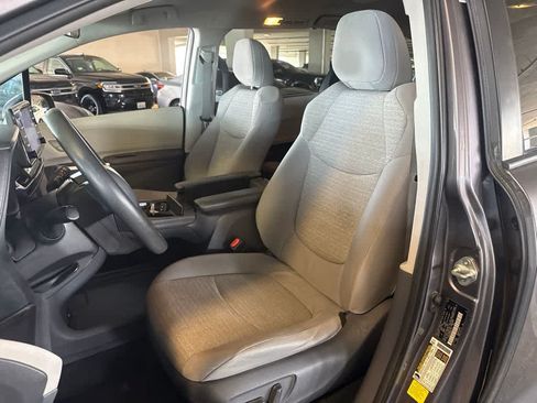 Used 2021 Toyota Sienna LE FWD image 2