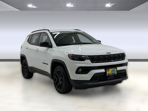 Used 2025 Jeep Compass Latitude w/ Convenience Group AWD/4WD image 6