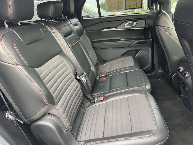 Used 2025 Ford Explorer ST-Line w/ ST-Line Street Pack AWD/4WD image 11