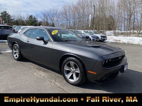 Used 2018 Dodge Challenger SXT image 2