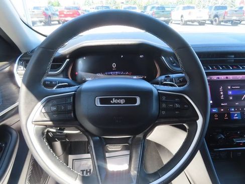 Used 2023 Jeep Grand Cherokee Limited w/ Luxury Tech Group II AWD/4WD image 36