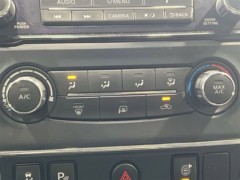 Used 2023 Nissan Titan SV image 18