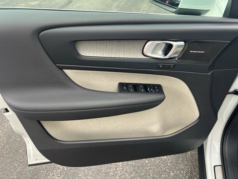 Used 2023 Volvo XC40 B5 Ultimate w/ Climate Package image 11