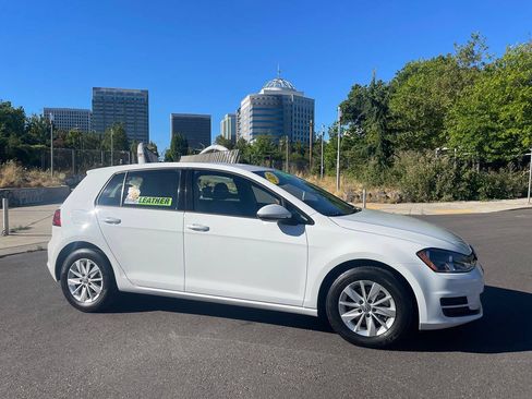 Used 2015 Volkswagen Golf S FWD image 4