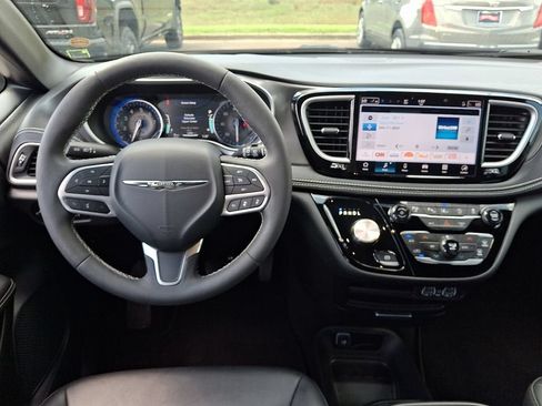 Used 2025 Chrysler Pacifica Select AWD/4WD image 11