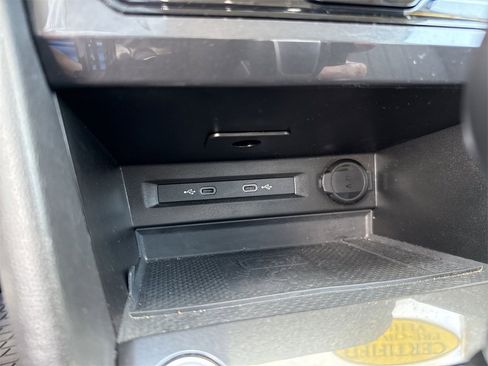 Used 2024 Volkswagen Tiguan SE image 31